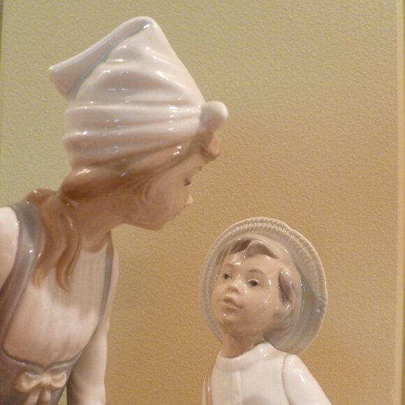 Nao by Lladro Vintage 1977 Figurine 'Chattering' #199 Boy and Girl Eating Grapes - Picture 12 of 16